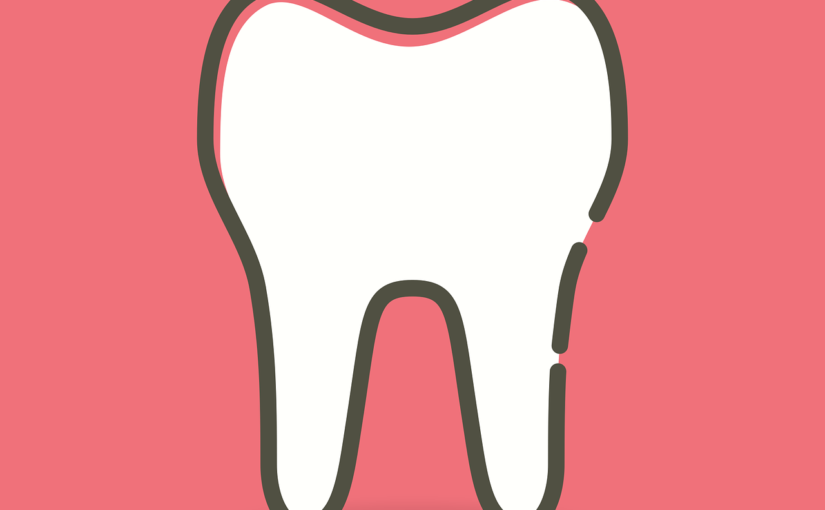 Ładne zdrowe zęby także świetny uroczy uśmieszek to powód do zadowolenia.