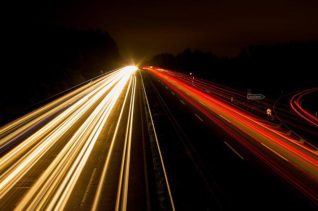 Oświetlenie pojazdów – jakim sposobem wybrać lampy przednie oraz tylne. O reflektorach samochodowych słów parę